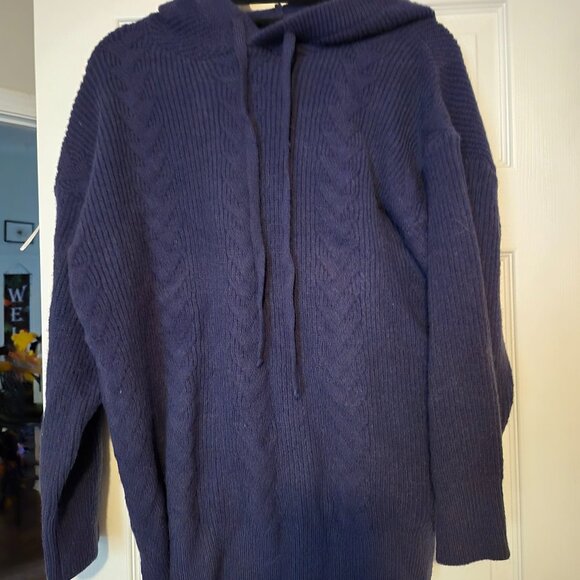 Sweater with hood - Picture 1 of 1